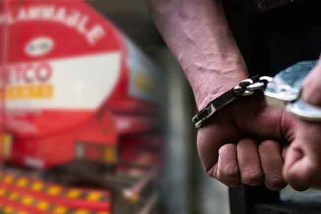 ඉන්ධන සහිත බවුසරයක් සමගින් ව්‍යාපාරිකයෙකු අත්අඩංගුවට