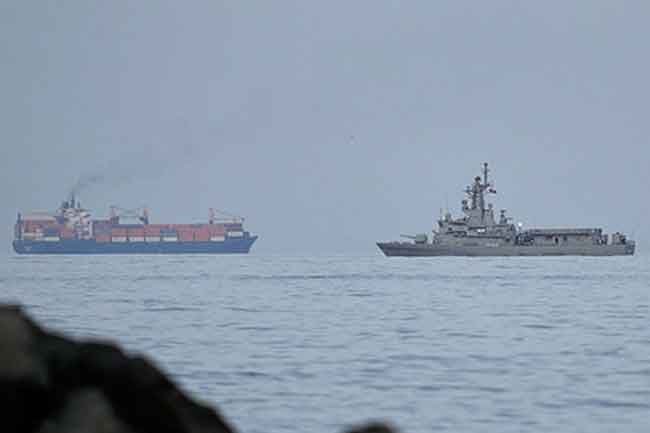 හෝමූස් හරහා යන්න ගිය පාකිස්තාන නැවක් ඉරානය හරවා යවයි