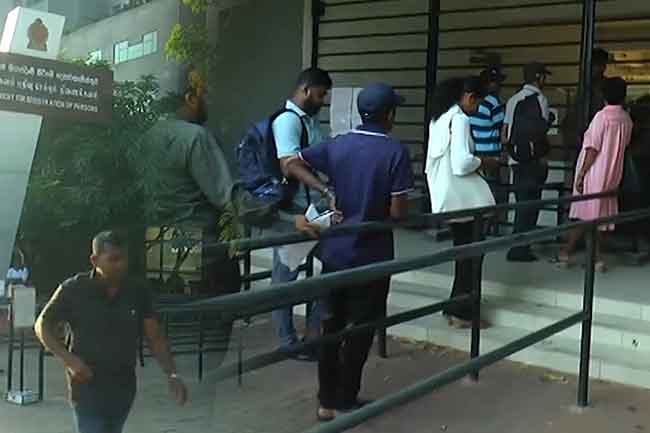 සේවාවන් අත්හිටුවා ඇති ID ඔෆිස් එකට අදත් පිරිස් ඇවිත්