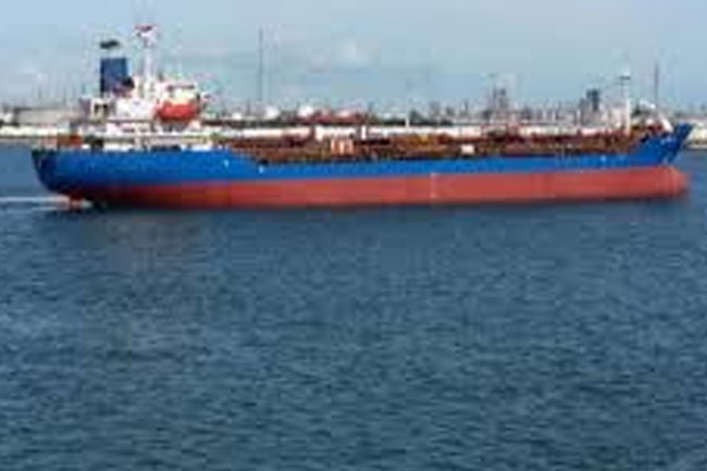 පෙට්‍රල් සහ ඩීසල් රැගත් නැවක්  හෙට දිවයිනට