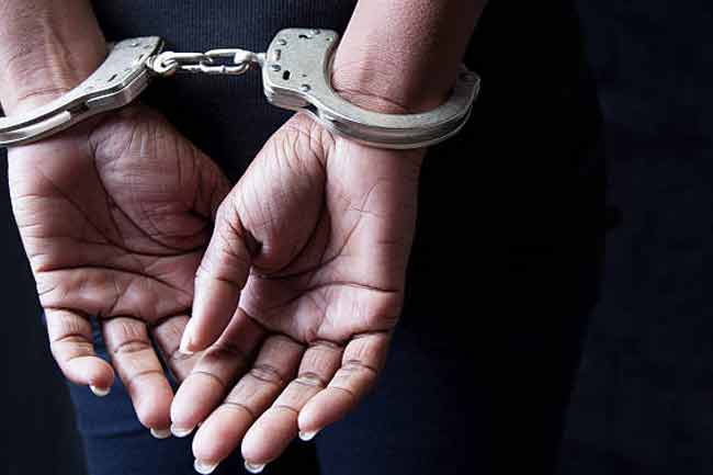 මත් කරල් තොගයක් සමඟ කාන්තාවන් දෙදෙනෙක් අත්අඩංගුවට