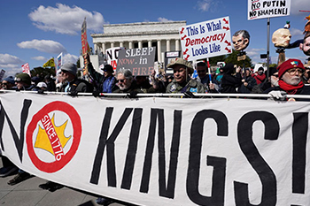 ට්‍රම්ප්ට එරෙහිව අමෙරිකානුවන් වීදිබසී