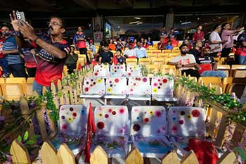 පසුගිය වසරේ තෙරපීමෙන් මියගිය ක්‍රීඩා ලෝලීන්ට IPL උපහාරය