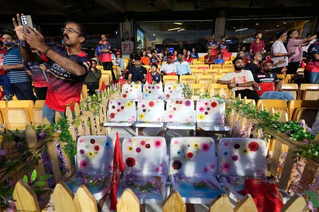 පසුගිය වසරේ තෙරපීමෙන් මියගිය ක්‍රීඩා ලෝලීන්ට IPL උපහාරය