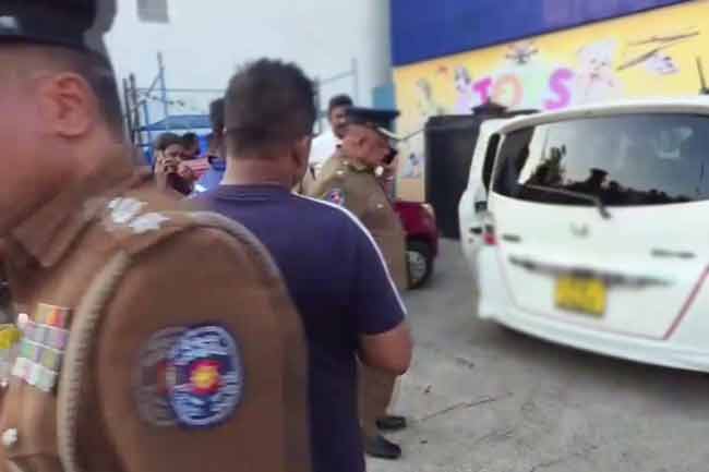 අණ නොකතා ධාවනය කළ මෝටර් රථයට පොලීසියෙන් වෙඩි