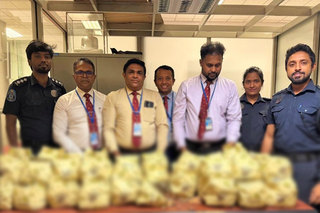 හොර රහසේ කොතළහිඹුටු රැගෙන ගිය චීන ජාතිකයා රේගු දැලේ