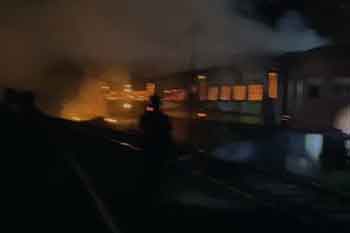 ගාල්ල දුම්රිය අංගනයේ ගාල් කර තිබූ භාවිතයෙන් ඉවත් කර දුම්රිය මැදිරි දෙකක ගින්නක්