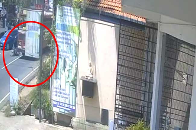 නුවර - කොළඹ පාරේ සිදු වූ රිය අනතුරකින් පුද්ගලයෙක් මරුට 