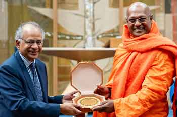 කිරින්දේ අස්සජි හිමි විදෙස් විශ්වවිද්‍යාලයකින් ජීවිතයේ එක්වරක් පිදෙන සම්මානකින් පිදුම් ලබයි