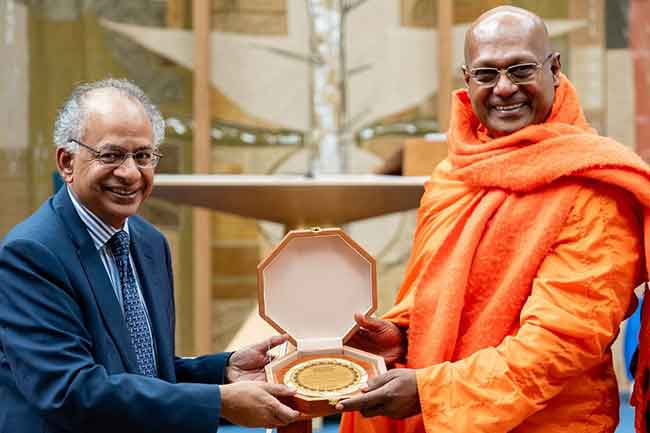 කිරින්දේ අස්සජි හිමි විදෙස් විශ්වවිද්‍යාලයකින් ජීවිතයේ එක්වරක් පිදෙන සම්මානකින් පිදුම් ලබයි