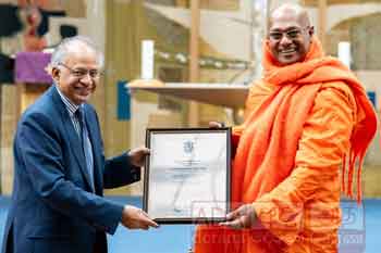 බ්‍රිතාන්‍යයේ කැන්ටබරි විශ්වවිද්‍යාලයෙන් කිරින්දේ අස්සජී හිමිට උපහාර සම්මානයක්