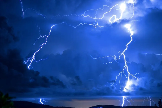 අද ප්‍රදේශ කිහිපයකට ප්‍රබල අකුණු ගැන අනතුරු ඇඟවීම්