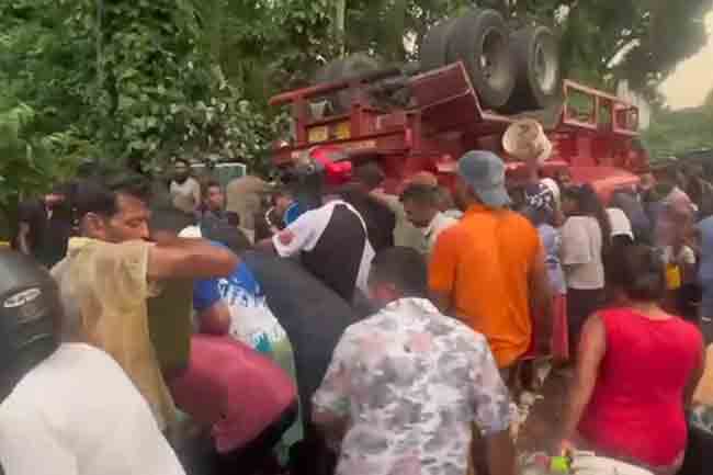 ඉන්ධන පිරවූ බවුසරයක් පුවක්ගහවෙලදී පෙරළෙයි