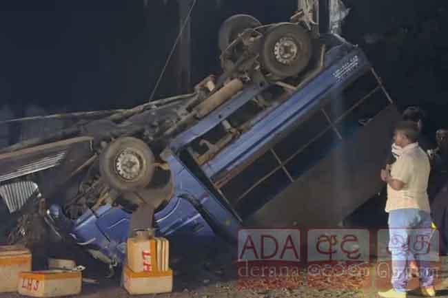 ලොරි රථයක් පෙරළී අනතුරක් දෙදෙනෙකු රෝහලේ