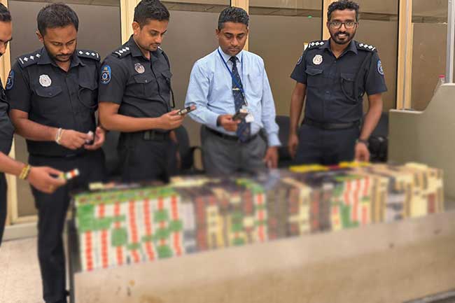 විදෙස් දුම්වැටි සමඟ චීන ජාතිකයෙකු අත්අඩංගුවට