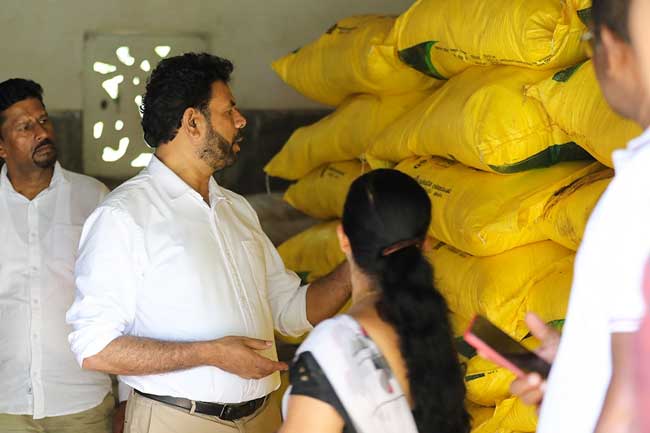 රට තුළ පොහොර හිඟයක් නොමැති බව කෘෂිකර්ම නියෝජ්‍ය ඇමති කියයි 