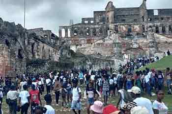 හයිටියේ වාර්ෂික සැමරුමක් අතරතුර ඇති වූ තෙරපීමකින් 30දෙනෙකු මරුට