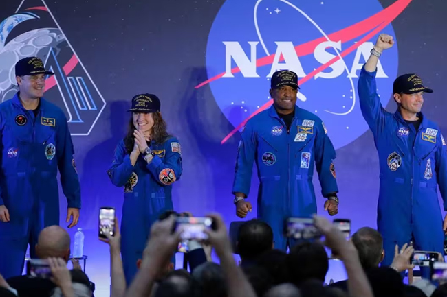 සඳ ගමනේ අත්දැකීම් කියන්න පළමුවරට මාධ්‍ය හමුවට ආ ගගනගාමීන්