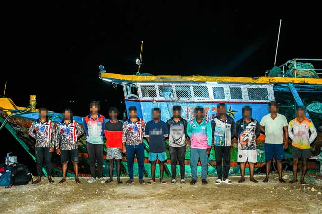 මෙරට මුහුදු සීමාව පැන්න ඉන්දීය ධීවරයින් 12 දෙනෙකු අත්අඩංගුවට 