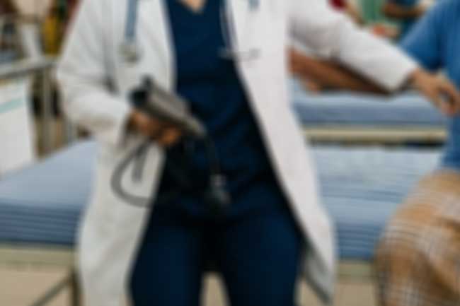 පෙෂර් බලන්න ගිය වෛද්‍යවරියට නොහොබිනා වැඩක්කළ රෝගියා