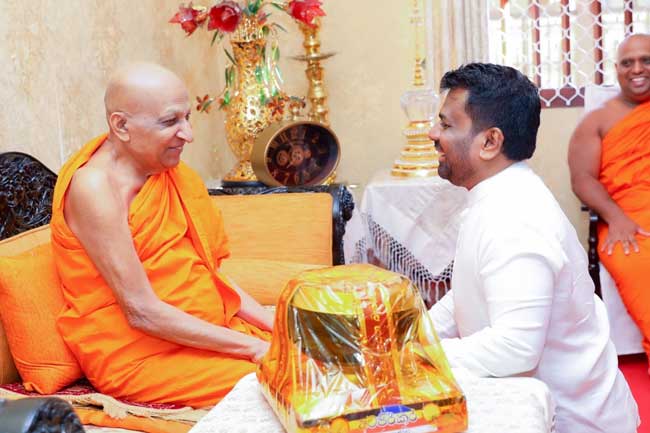 ජනපති මල්වතු මහා නාහිමි බැහැදක අලුත් අවුරුද්දට ආශිර්වාද ලබාගනී