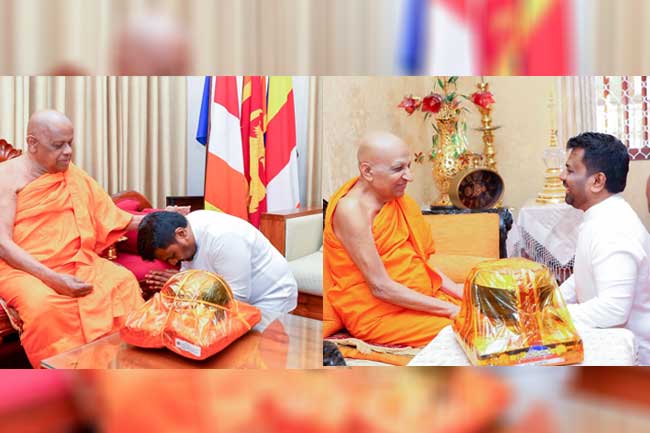 ජනපති අස්ගිරි - මල්වතු මහා නාහිමිවරුන් බැහැදැක අලුත් අවුරුද්දට ආශිර්වාද ලබාගනී