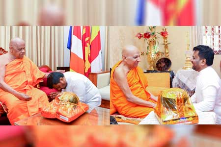 ජනපති අස්ගිරි - මල්වතු මහා නාහිමිවරුන් බැහැදැක අලුත් අවුරුද්දට ආශිර්වාද ලබාගනී