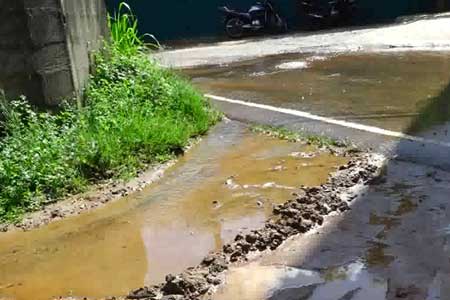 ජල නළයක් කැඩී සතියක් තිස්සේ ජලය අපතේ යයි