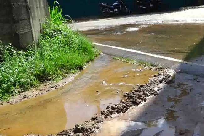 ජල නළයක් කැඩී සතියක් තිස්සේ ජලය අපතේ යයි