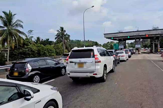 දක්ෂිණ අධිවේගී මාර්ගයේ දිගු වාහන පෝලිම් 