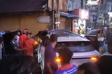 ඇහැළියගොඩදී වාහන රැසක් එක පෙළට හැප්පෙයි