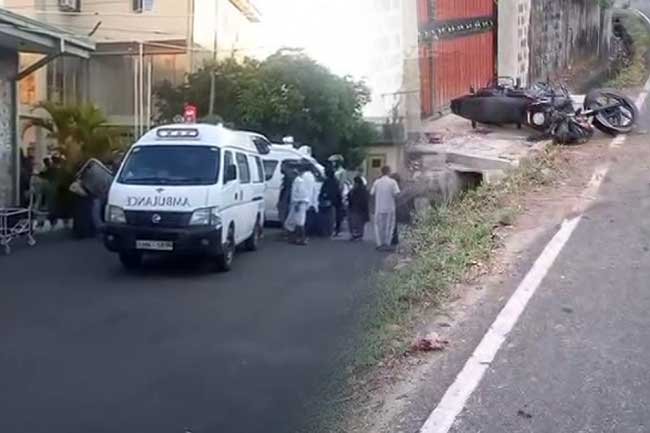 යතුරුපැදියෙන් විදුලි වේගයෙන් ගිය පාසල් සිසුන් දෙදෙනා බිහිසුණු අනතුරක