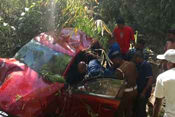 මෝටර් රථයක් ප්‍රපාතයකට පෙරළී අයෙකු මරුට