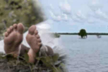 දියේ ගිලෙන දරුවන් බේරගන්න වැවට පැන්න පියා වැව් පතුලේ සැඟවෙයි