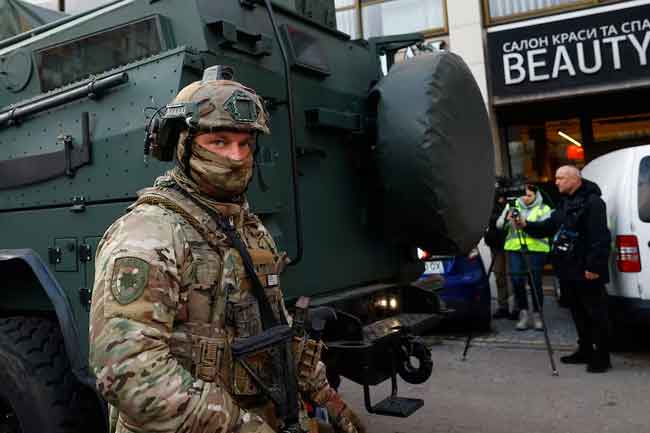 යුක්‍රේනයේ වෙඩි තැබීමකින් පුද්ගලයින් 6දෙනෙකු මරුට 