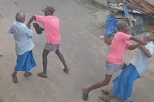 වයෝවෘද්ධ පුද්ගලයෙකු තල්ලුකර මුදල් කොල්ලකෑ මත්ලෝලියා කොටුවෙයි