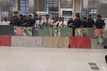 දුම්වැටි තොගයක් සමග චීන ජාතිකයෙකු රේගු භාරයට