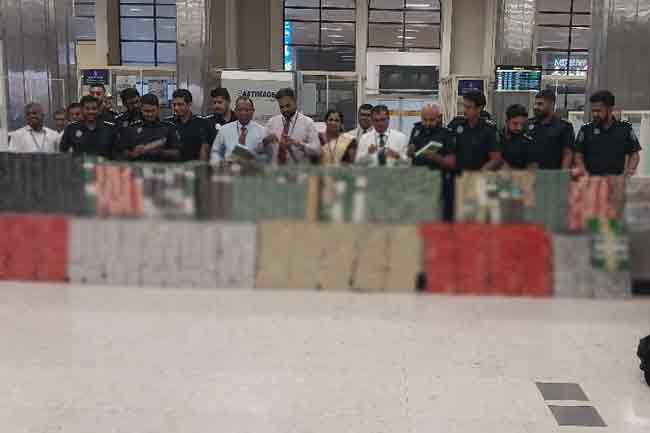 දුම්වැටි තොගයක් සමග චීන ජාතිකයෙකු රේගු භාරයට