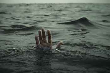 ස්ථාන දෙකකදී මුහුදේ දිය නෑමට ගිය පුද්ගලයින් දෙදෙනෙකුට දිවි අහිමි වෙයි