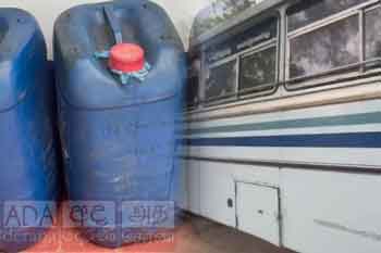 භූමිතෙල් ප්‍රවාහනය කරමින් සිටි බස් රථයක් පොලිස් භාරයට