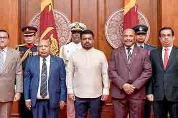 නව තානාපතිවරු සිව් දෙනෙක් සහ මහකොමසාරිස්වරු දෙදෙනෙක් ජනපතිට අක්තපත්‍ර භාර දෙති