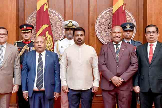 රාජ්‍යතාන්ත්‍රික නියෝජිතයින් කිහිපදෙනෙක් ජනපතිට අක්තපත්‍ර භාර දෙයි