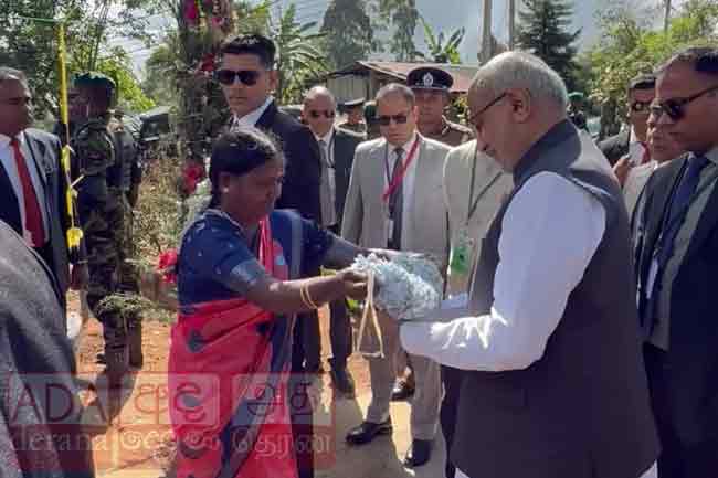 ඉන්දීය උප ජනපති නුවරඑළිය සීතාඅම්මන් කෝවිල වැඳපුදා ගනියි