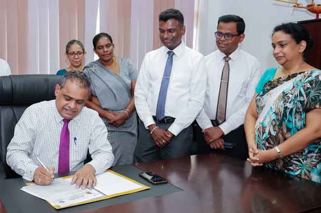 ජාතික අධ්‍යාපන ආයතනයේ නව අධ්‍යක්ෂ ජනරාල් වැඩ භාරගනියි 