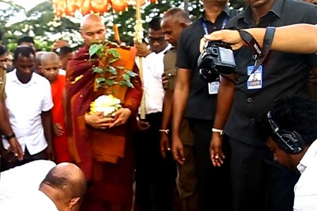 සාම පාගමන දඹුල්ලෙන් අද ඇර‍ඹෙයි