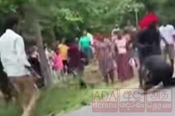 මවකට මහමඟදී අමානුෂිකව පහරදුන් සැකකරුවන් පිරිසක් අත්අඩංගුවට