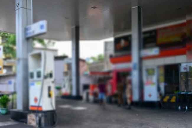 ඔත්තේ රියදුරුට ඉරට්ටේ දවසේ තෙල් දෙන්න බෑ කියපු පොම්පකරුට කනේ පහරක්