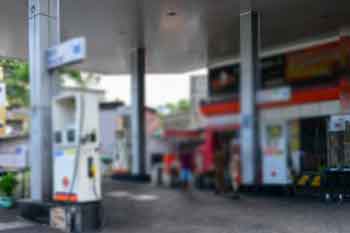 ඔත්තේ රියදුරුට ඉරට්ටේ දවසේ තෙල් දෙන්න බෑ කියපු පොම්පකරුට කනේ පහරක්