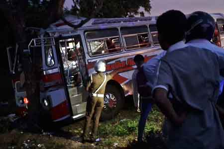 ත්‍රිකුණාමලය - මඩකලපුව මාර්ගයේ බස් රථයක් ගසක ගැටී අනතුරක්