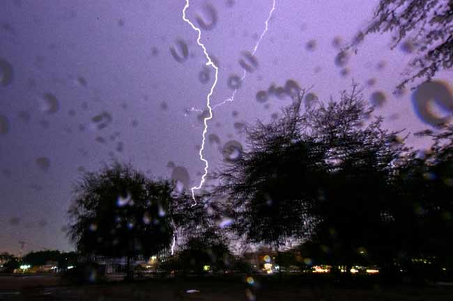 දිස්ත්‍රික්ක රැසකට ගිගුරුම් සහිත වැසි සමඟ ප්‍රබල අකුණු 